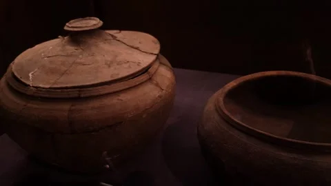 An authentic, antique, ancient vase or pot. A clay object, a vintage Vídeo Stock 347404933