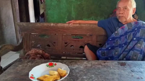 Authentic close-up of an elderly Indonesian man. Video stock 321941321