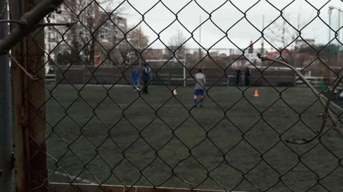 Authentic Eye Level Handheld Shot Through Sharp Rusty Chain Link Fence Patt.. 스톡 동영상 332155506