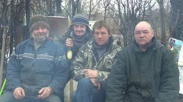 Authentic face of older homeless men people, original realistic, smoke from fire Video stock 86101705
