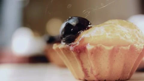 Authentic food texture study: showing kiwi and berry pastry toppings Foto stock