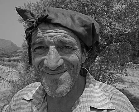 An authentic, full-length portrait of an elderly farmer. Стоковые фото