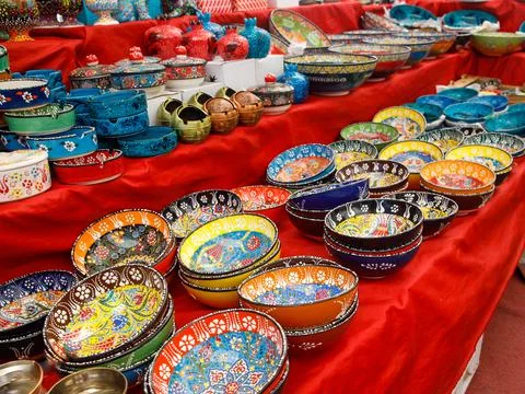 Authentic hand made Turkish ceramic bowls with vibrant bright colours and int Foto stock