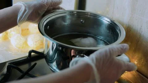 Authentic ingredient study: draining poached chicken for shredding Foto stock