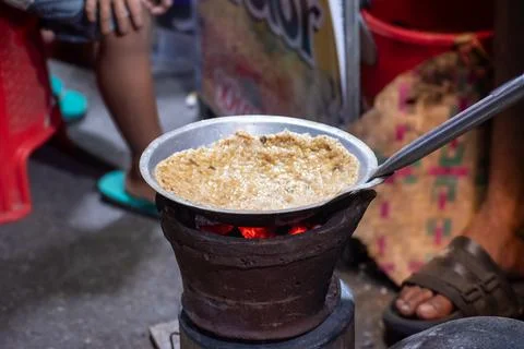 Authentic Kerak Telor cooking process at a local food stall in Indonesia Foto stock