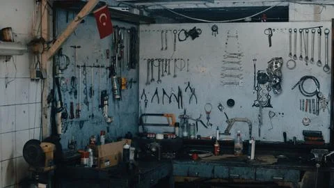 Authentic Mechanic Workshop Tool Wall and Workbench Detail Stock-Fotos