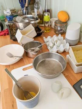 Authentic messy kitchen worktop, dirty dishes, Google Home. Stock-Fotos