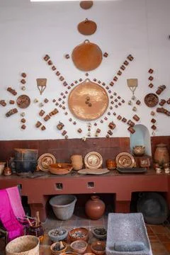 Authentic Mexican traditional pottery kitchenware display within Tlaquepaque Stockfoto's