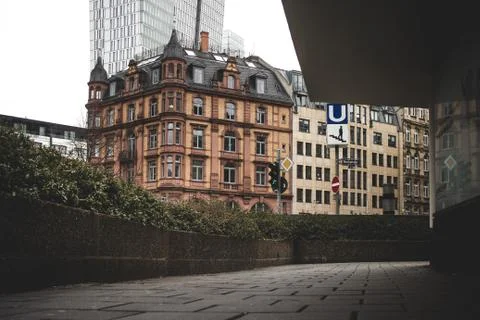 Authentic old building infront of modern building - Frankfurt am Main Stockfoto's