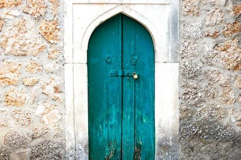 Authentic old door in Arabic style in a stone wall Foto stock