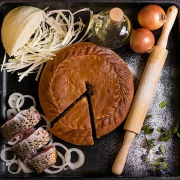 Authentic pie on a black background with ingredients Stock-Fotos