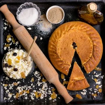 Authentic pie on a black background with ingredients Stock-Fotos