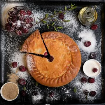 Authentic pie on a black background with ingredients Stock-Fotos
