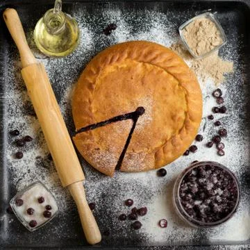 Authentic pie on a black background with ingredients Stock-Fotos