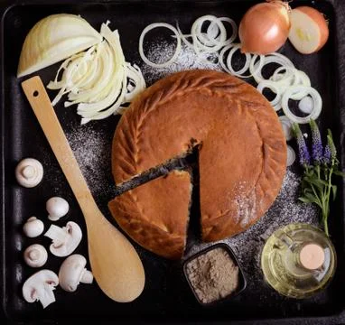 Authentic pie on a black background with ingredients Stock-Fotos