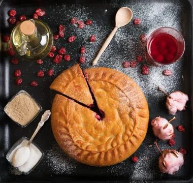 Authentic pie on a black background with ingredients Stock-Fotos