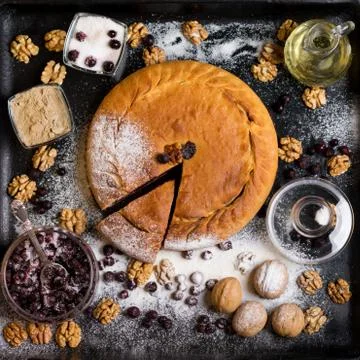 Authentic pie on a black background with ingredients Stock-Fotos