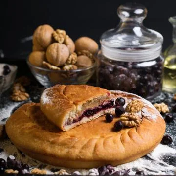 Authentic pie on a black background with ingredients Stock-Fotos