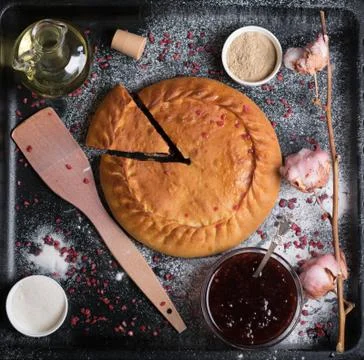 Authentic pie on a black background with ingredients Stock-Fotos