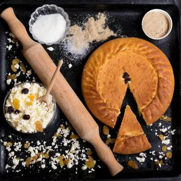 Authentic pie on a black background with ingredients Stock-Fotos