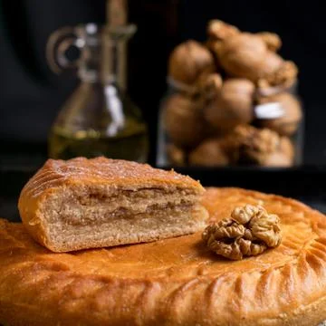 Authentic pie on a black background with ingredients Stock-Fotos