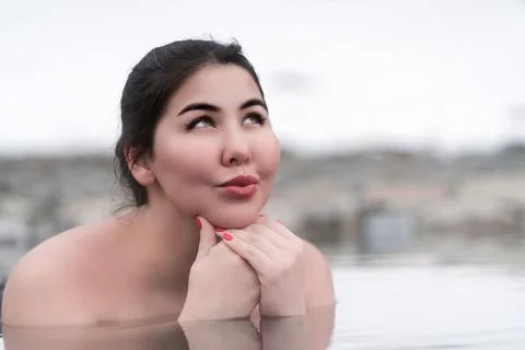 Authentic plus size brunette model bathing and relaxation in mineral water .. Foto stock