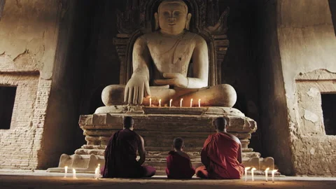 Authentic real monks In Bagan Mayanmar / Burma doing meditation in ancient templ Vidéo 199477053
