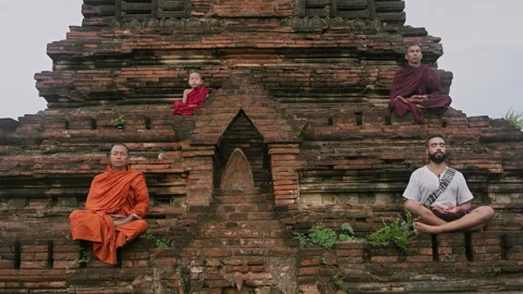 Authentic real monks In Bagan Mayanmar / Burma doing meditation on ancient pagod Vídeos de archivo 201094045