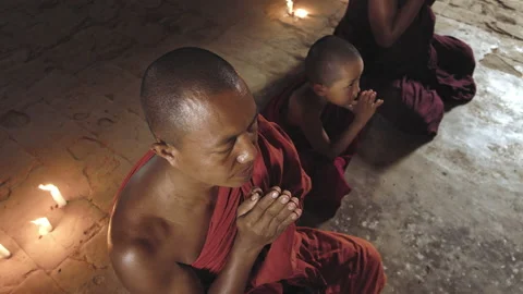 Authentic real monks In Bagan Mayanmar / Burma doing meditation in ancient templ Stock-Footage 201094269