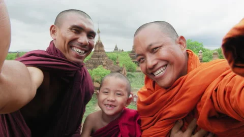Authentic real monks In Bagan Mayanmar / Burma doing selfie picture or video wit Video stock 201095590