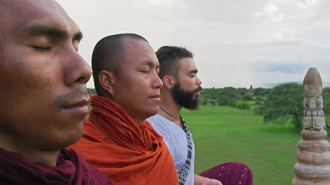 Authentic real monks In Bagan Mayanmar / Burma doing meditation on roof of  anci Vidéo 201096034
