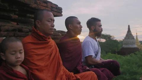 Authentic real monks In Bagan Mayanmar / Burma doing meditation on ancient pagod Stockbeeldmateriaal 201096145
