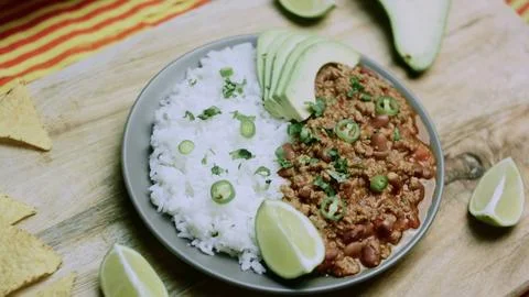 Authentic recipe study of adding a lime wedge to the plate Foto stock