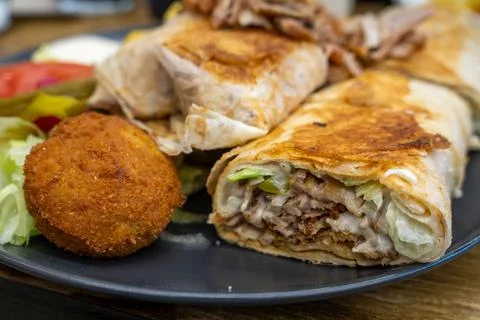 Authentic shawarma plate serving middle eastern cuisine Stock-Fotos