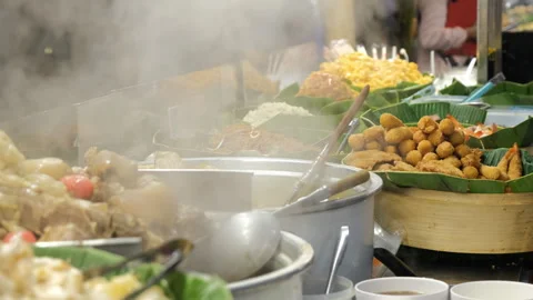 Authentic stall with various Thai street food Vídeo Stock 268738309
