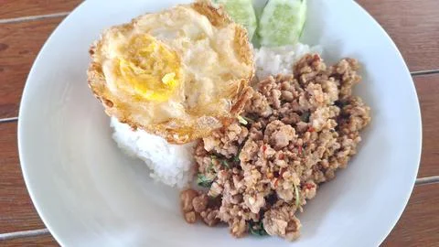 Authentic Thai Basil Fried Minced Pork served with Rice and Fried Egg Foto stock