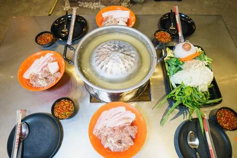 Authentic Thai BBQ Buffet Set with Pork, Fresh Vegetables and Hot Pot Soup .. Stock-Fotos