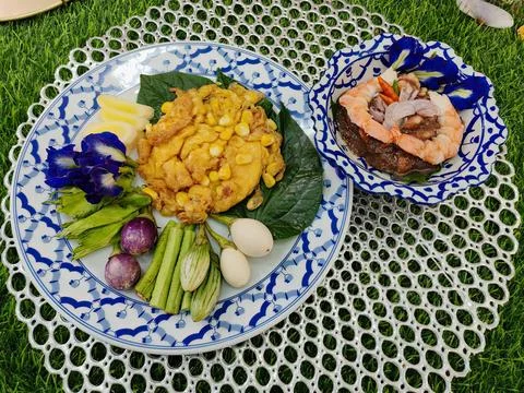 Authentic Thai Corn Omelet served with Shrimp Paste Dip and Fresh Vegetables Stock Photos