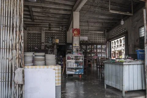 Authentic Thai dining in the quiet and quiet abandoned town of Takua Pa Foto stock