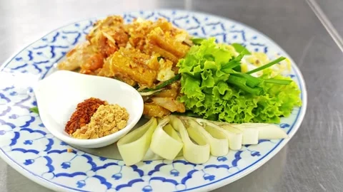 Authentic Thai Pad Thai noodles served with condiments and fresh vegetables. Video stock 342403600