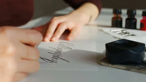 Author of oeuvre leaves short autograph in bottom right corner Vidéo 82071936