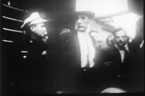 Authorities escort Oswald through basement and Oswald talks to press - 1974 Vidéo 99028664