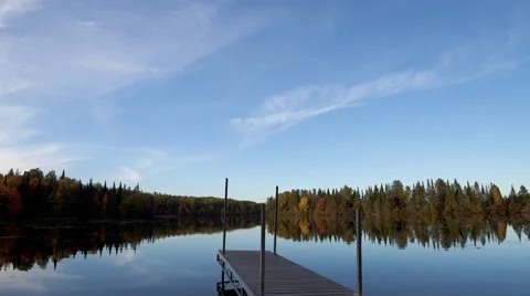 Autmn lake sunset with dock.mp4 Stockbeeldmateriaal 42220365