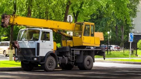 Auto crane on the road Stockfoto's