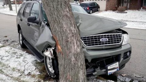 Auto Crash into Tree 库存照片