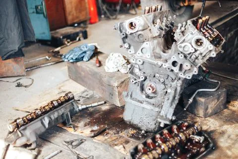 Auto engine in garage Stock-Fotos