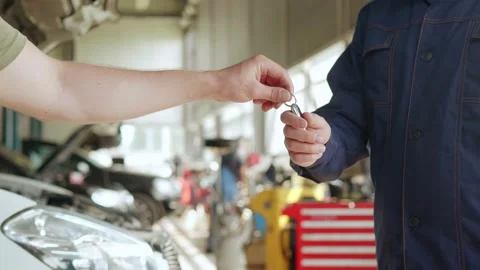 Auto master accepts car keys Video stock 158508198