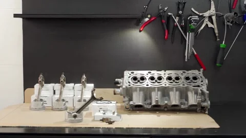 Auto mechanic assembles engine with new cylinder head, pistons, rings in 스톡 동영상 271595302
