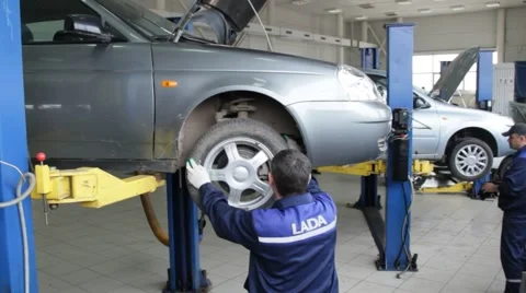 Auto mechanic - in auto service Lada 스톡 동영상 50122059