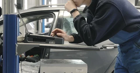 Auto Mechanic In Back Light, Car Service, Master Works In Electronic Stock-Footage 125009250